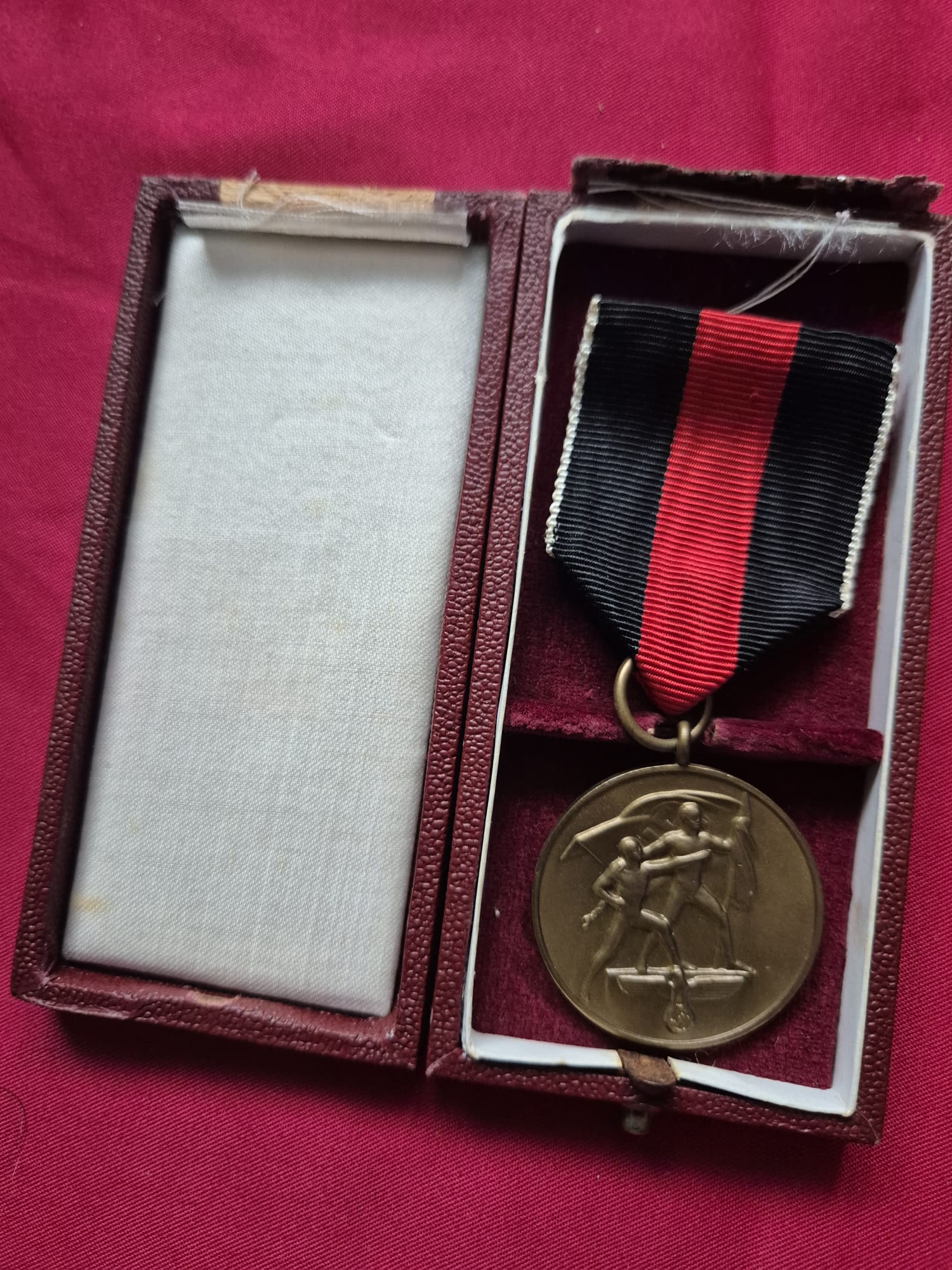 A German 1938 Sudetenland annexation commemorative medal in a presentation box. - Image 4