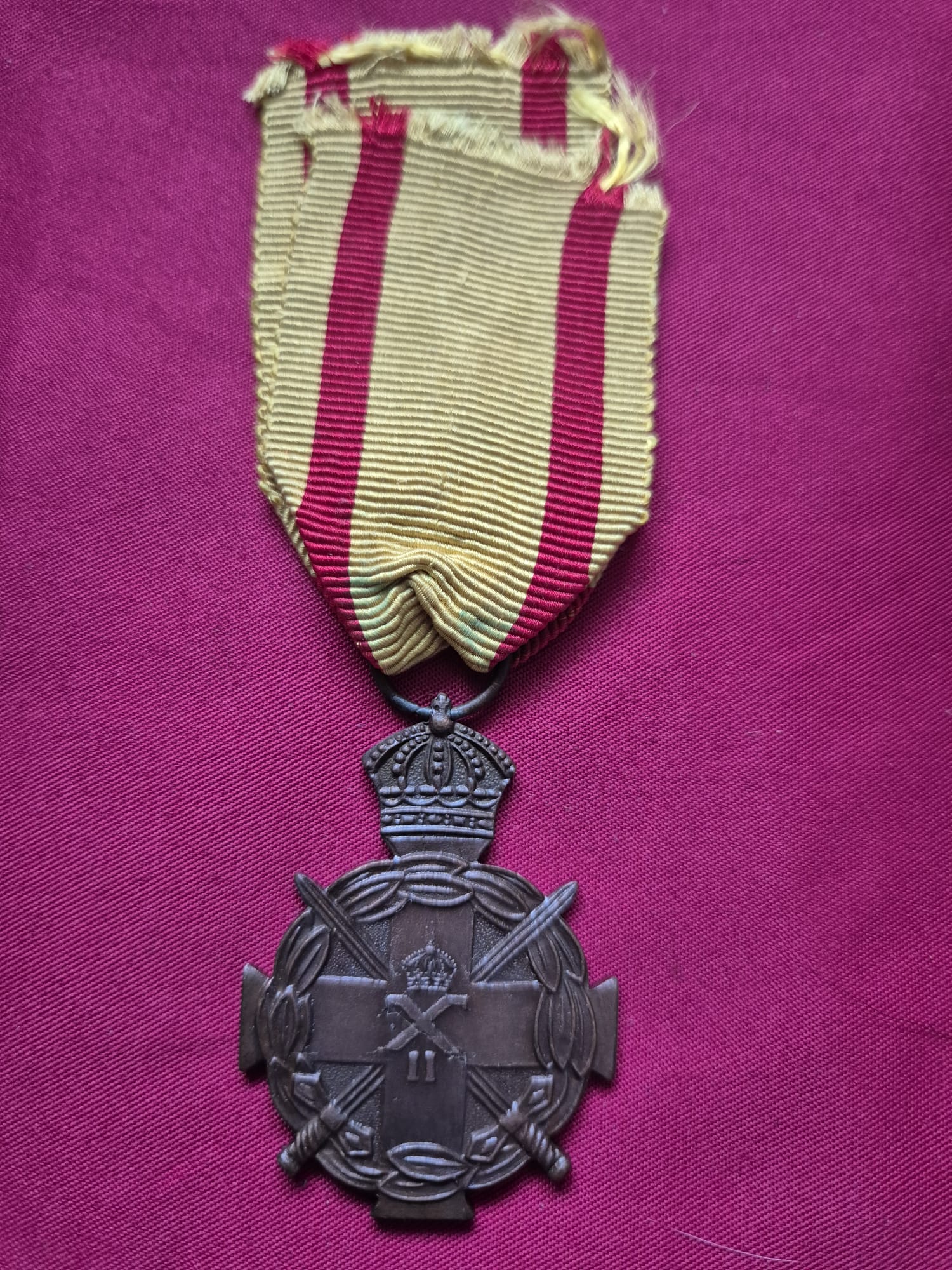 A Greek military medal with a crown and crossed swords.