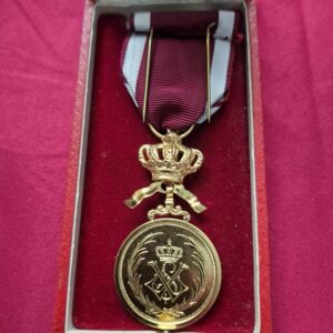 Belgian gold-toned medal with crown and 'Travail et Progrès' inscription.