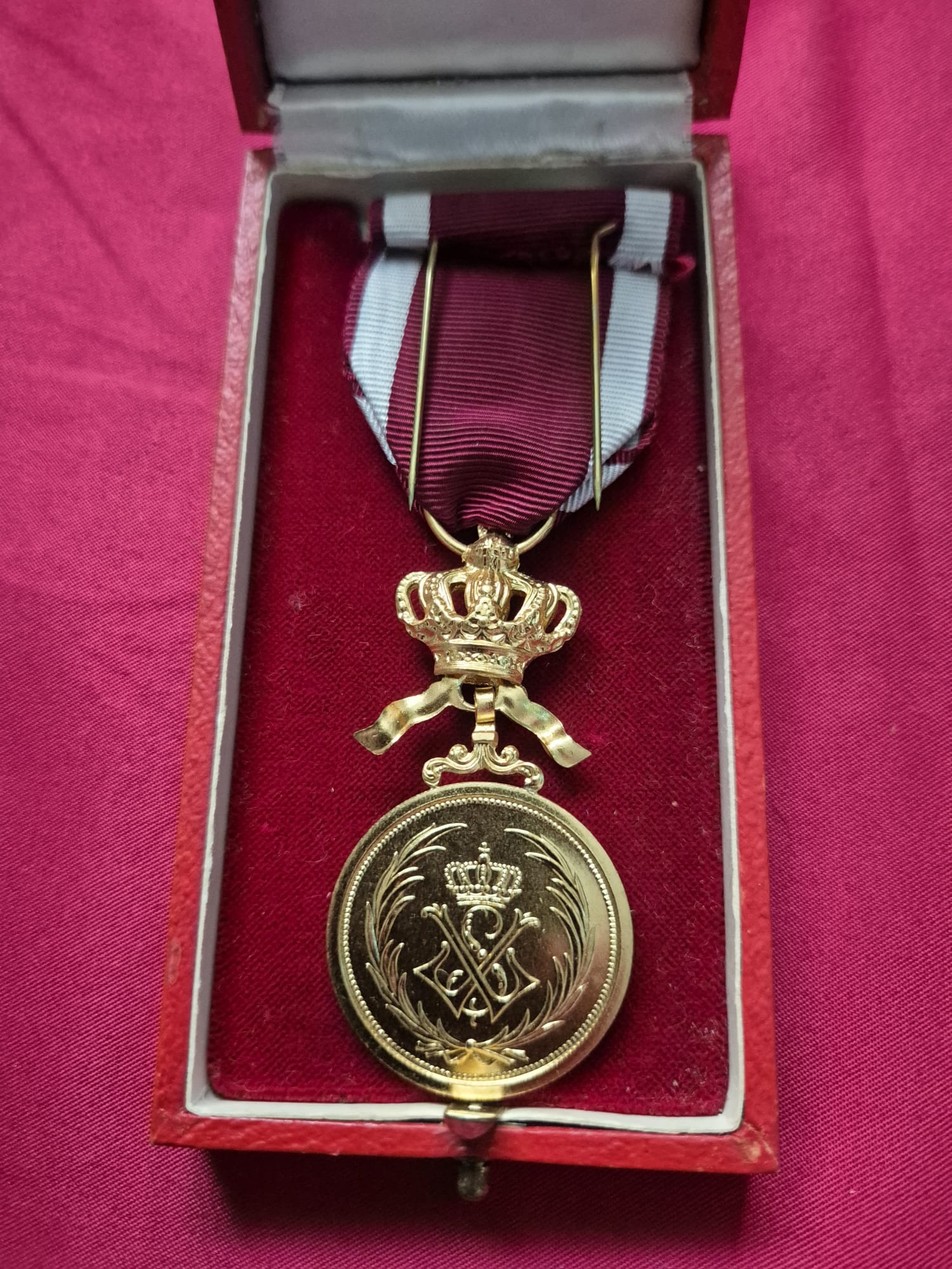 Belgian gold-toned medal with crown and 'Travail et Progrès' inscription.