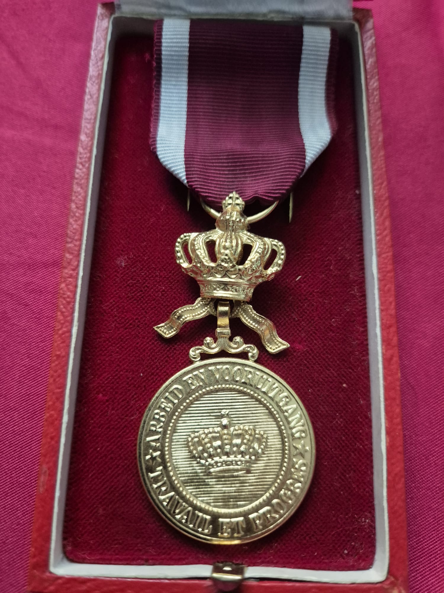 Belgian gold-toned medal with crown and 'Travail et Progrès' inscription. - Image 2