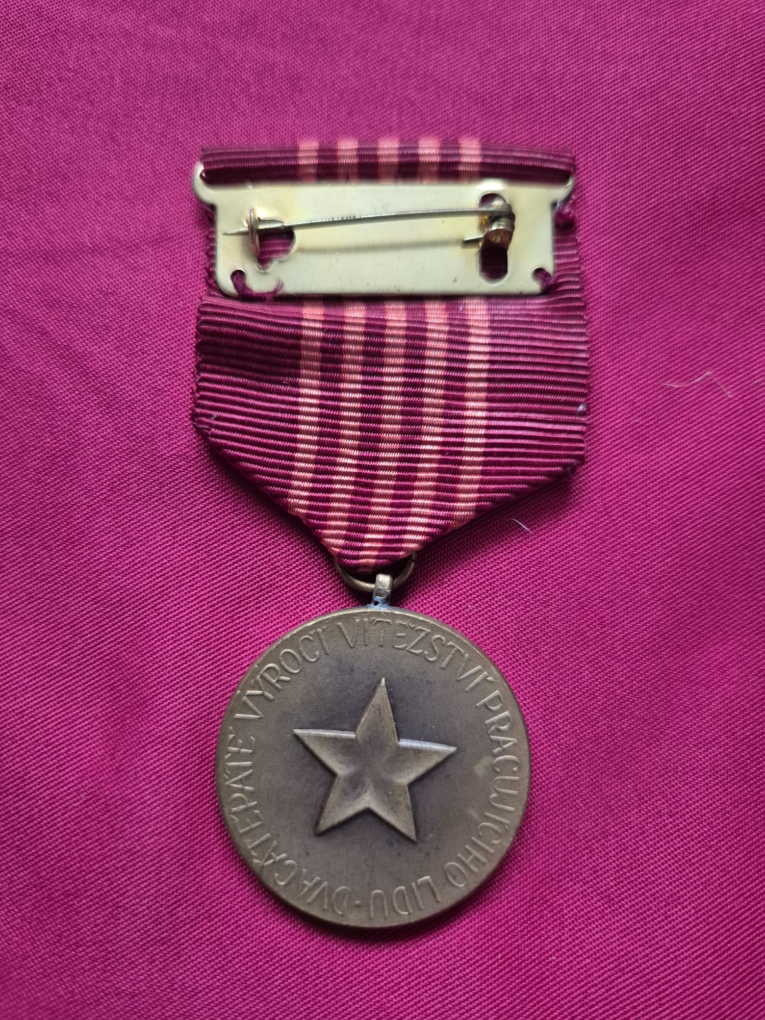 Czechoslovakian medal commemorating the 25th anniversary of the 1948 communist takeover. - Image 3