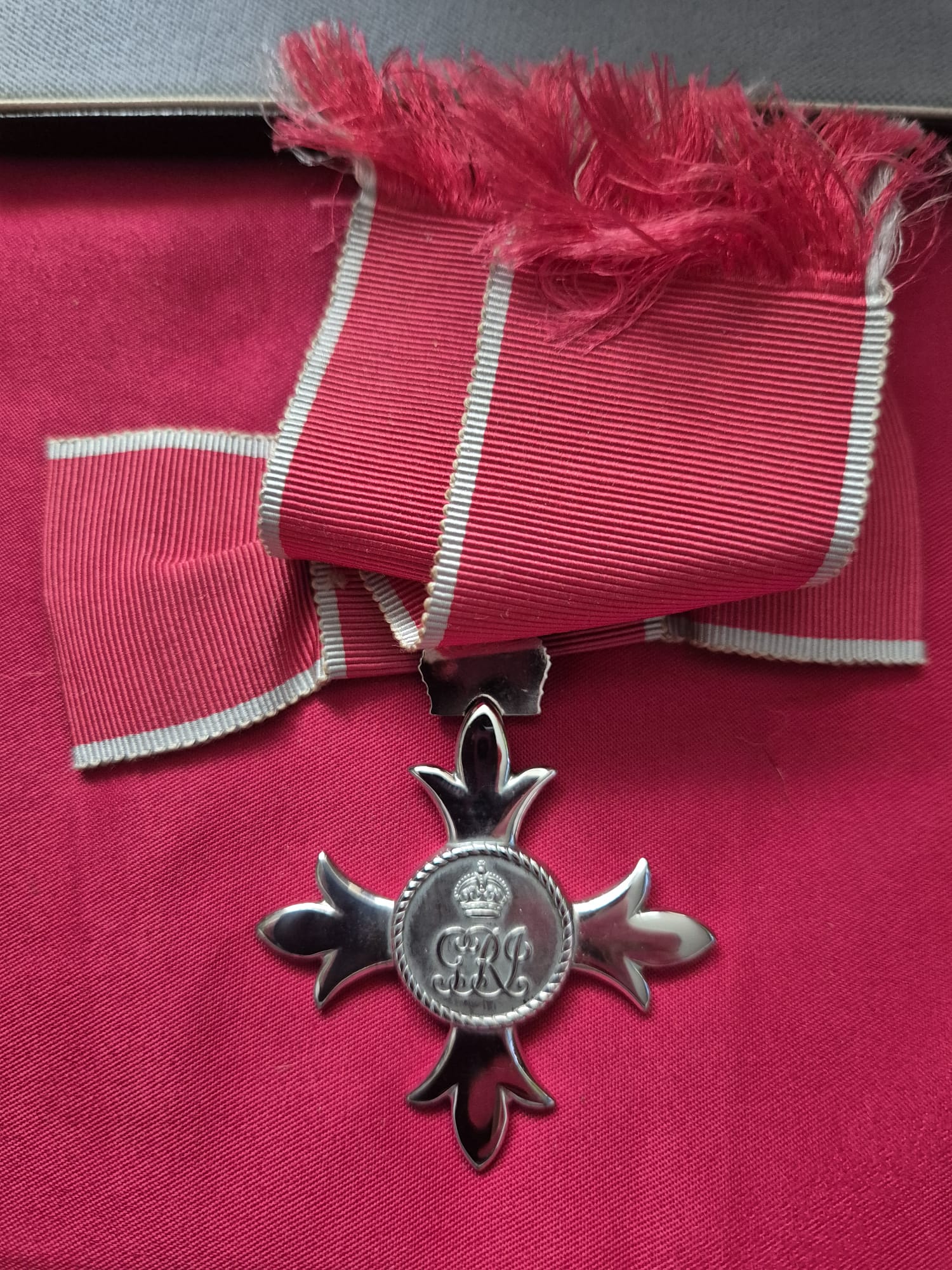 Member of the Order of the British Empire (MBE), ladies, in the Royal Mint case of issue, together with another Order of the British Empire (unboxed). - Image 4