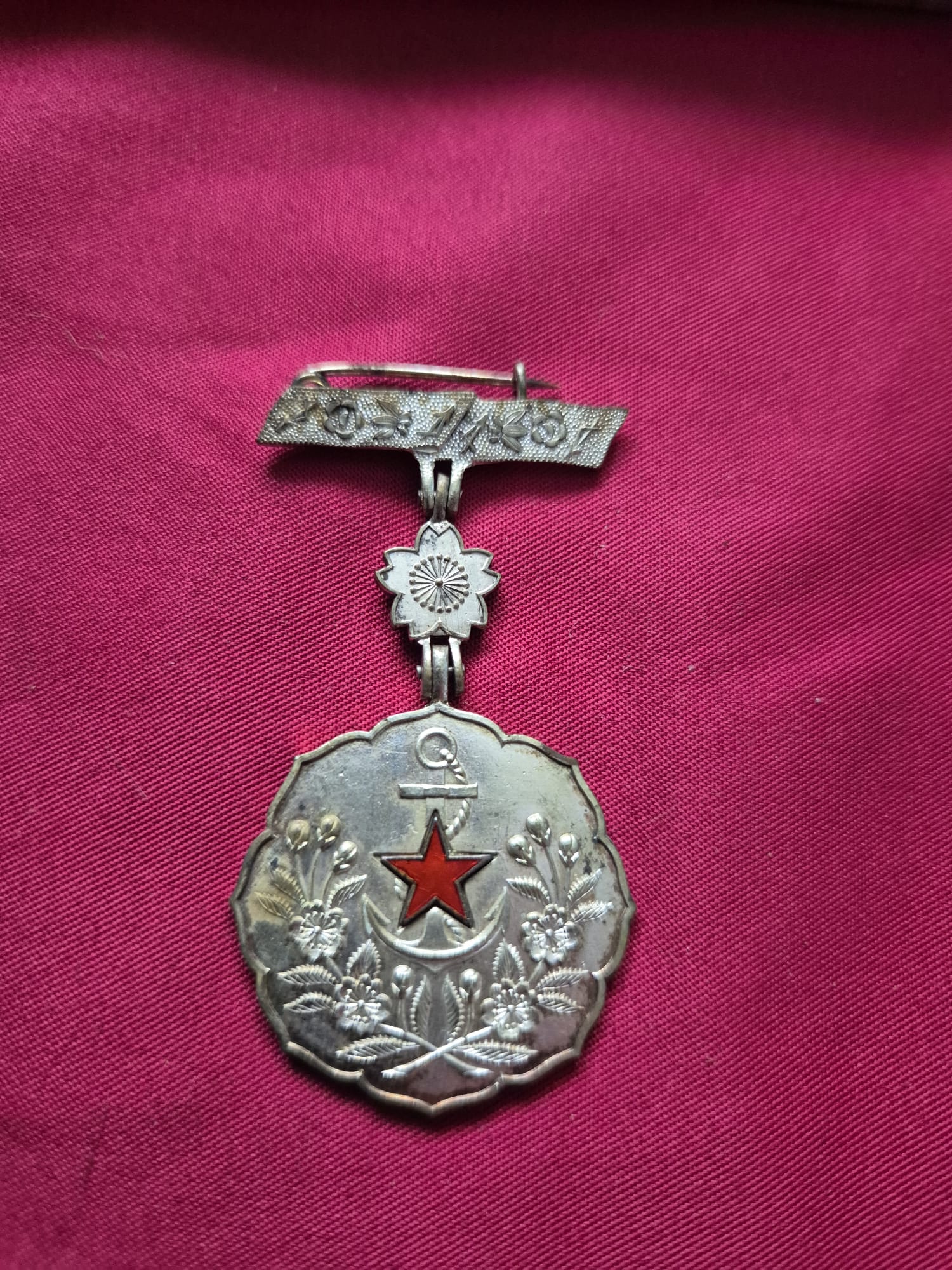 WWII Japanese Patriotic Women's Association Merit Badge with red star. - Image 3